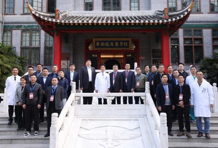 手術(shù)直播精彩演繹，大咖授課醍醐灌頂！圖邁?閃耀西南微創(chuàng)泌尿外科新技術(shù)論壇